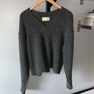 ✨Aritzia Oversized V-Neck Sweater✨
